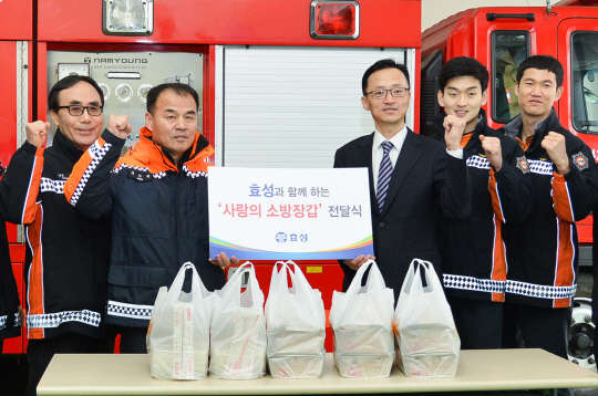 지난 16일 마포 염리119센터에서 이정원 효성 상무(사진 오른쪽 세번째)가 소방대원들에게 '사랑의 소방장갑'을 전달한 뒤 기념촬영을 하고 있다. <효성 제공>